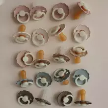 Frigg Limited Autumn Collection Latex Art.101514 Blush/Cocao mannekeen (lutt), mis on valmistatud 100% looduslikust kummist vanuses 6-18 kuud. (2 tk.)