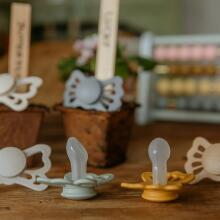 Frigg Lucky Symmetrical Silicone Pacifier  Art.10219 Pretty Peach  mannekeen (lutt), mis on valmistatud 100% looduslikust kummist vanuses 0-6 kuud. (1 tk.)