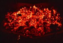 Natural Hardwood Charcoal Art.279740 Premium puusüsi Golden Flame 8L — ideaalne grillimiseks ja BBQ‑ks,2 kg