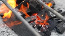 Natural Hardwood Charcoal Art.279932 Premium puusüsi Golden Flame 8L — ideaalne grillimiseks ja BBQ‑ks,4 kg