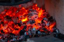 Natural Hardwood Charcoal Art.279932 Premium puusüsi Golden Flame 8L — ideaalne grillimiseks ja BBQ‑ks,4 kg