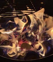 Natural Hardwood Charcoal Art.279932 Premium puusüsi Golden Flame 8L — ideaalne grillimiseks ja BBQ‑ks,4 kg