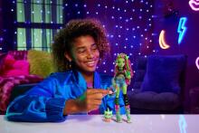 Monster High Venus McFlytrap nukk – taimeteemaline stiil Chewlianiga