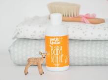 Petit Jolie Bath Oil Art.296442 100% looduslik rosmariiniekstraktiga nahka rahustav ja pehmendav piimjas vanniõli beebidele ja täiskasvanutele, 200 ml