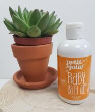Petit Jolie Bath Oil Art.296442 100% looduslik rosmariiniekstraktiga nahka rahustav ja pehmendav piimjas vanniõli beebidele ja täiskasvanutele, 200 ml